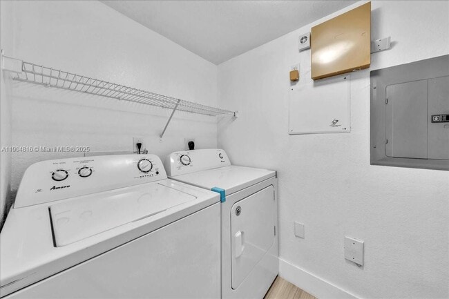 Building Photo - 2516 Centergate Dr