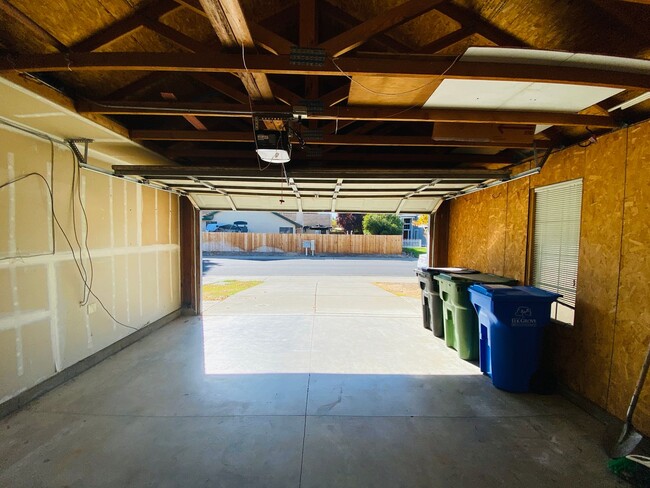 Building Photo - 3 Bedroom Home in Hampton Oaks