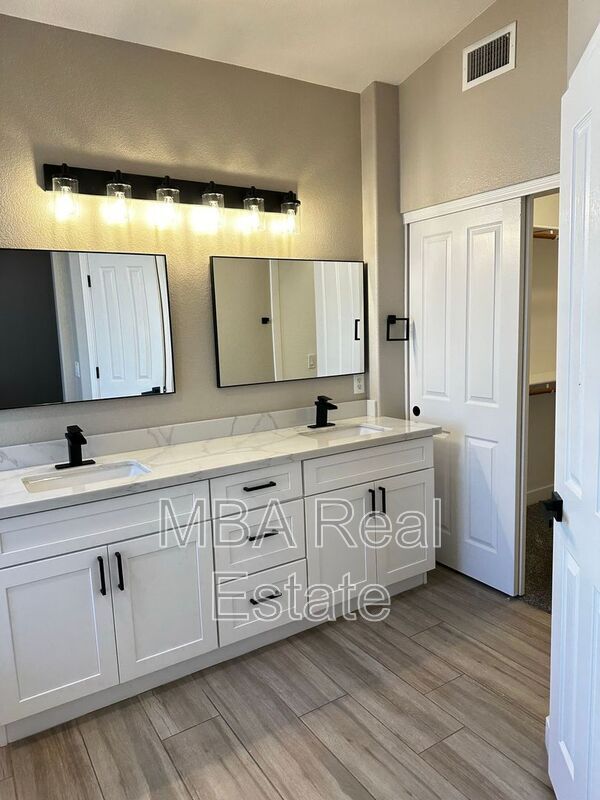 Building Photo - 1722 S Gilmore Cir