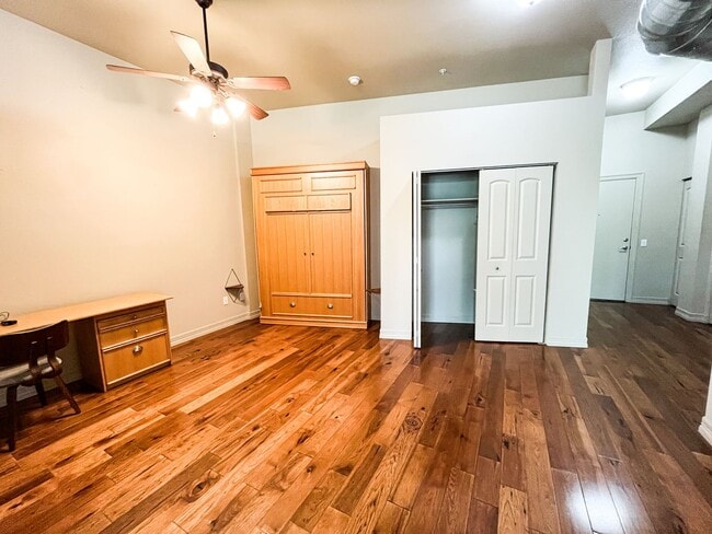 Building Photo - Fantastic Studio Condo in Old Town