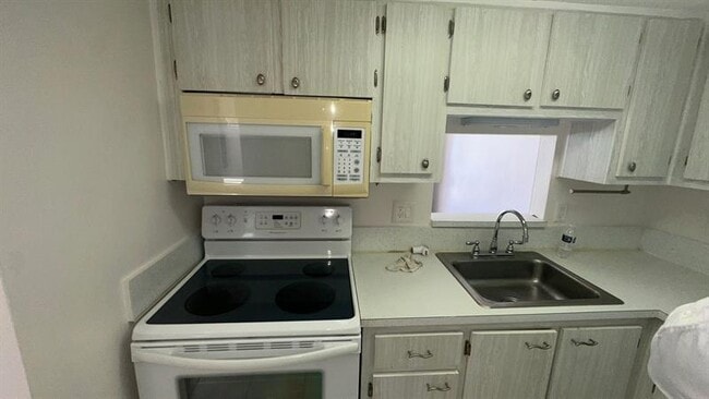 Building Photo - 625 Antioch Ave