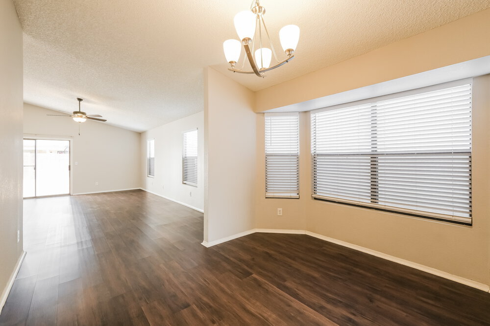 Building Photo - 11622 W Olive Dr