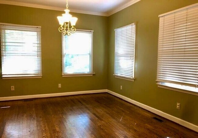 Building Photo - Spacious 3100 sq ft 3 bedroom 2 bath home on over 1.5 acres in Oak Ridge, NC