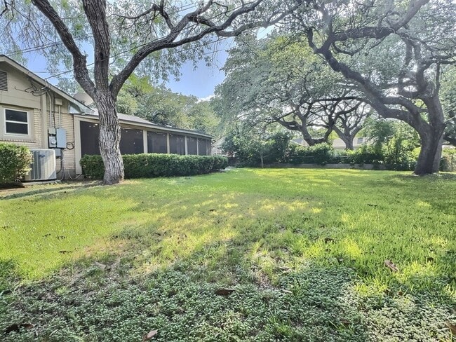 Building Photo - 635 Rockhill Dr