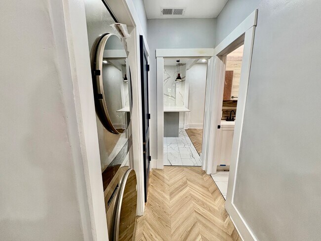 Building Photo - 5616 Phillips Ave