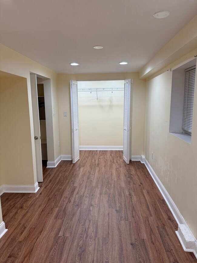 Building Photo - 4143 W Roscoe St