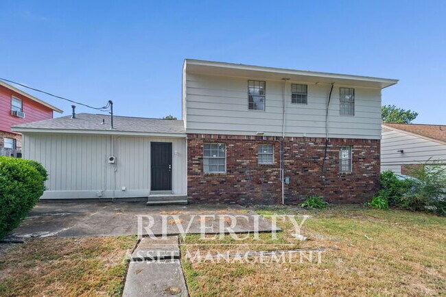 Building Photo - Renovated Gem! This 4-bed, 1.5-bath home!!!!! Section 8 Welcomed!!!!