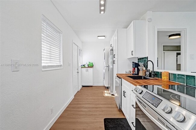 Building Photo - 754 NE 40th St