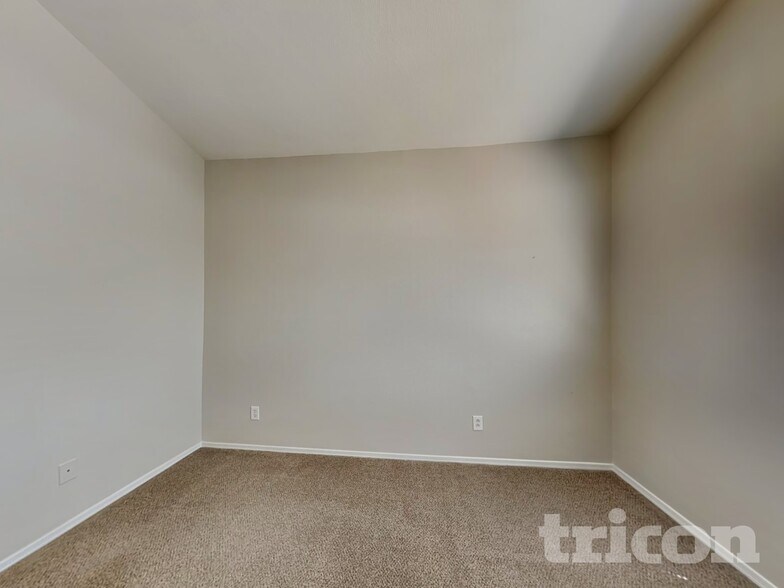 Building Photo - 1750 W Union Hills Dr