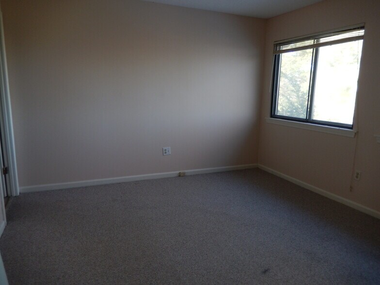 Building Photo - 180 Conestoga Way