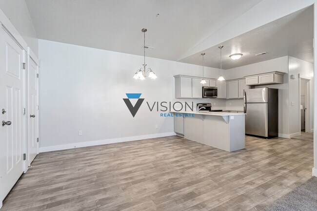 Building Photo - 627 N Sun Peak Dr