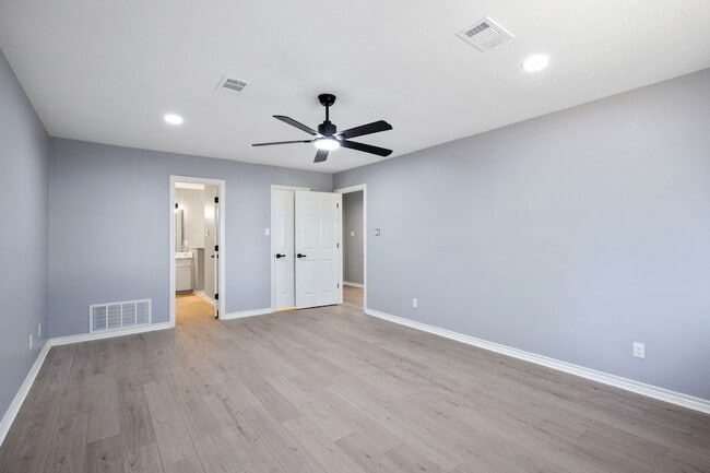 Building Photo - 3808 Yellowstone Pl