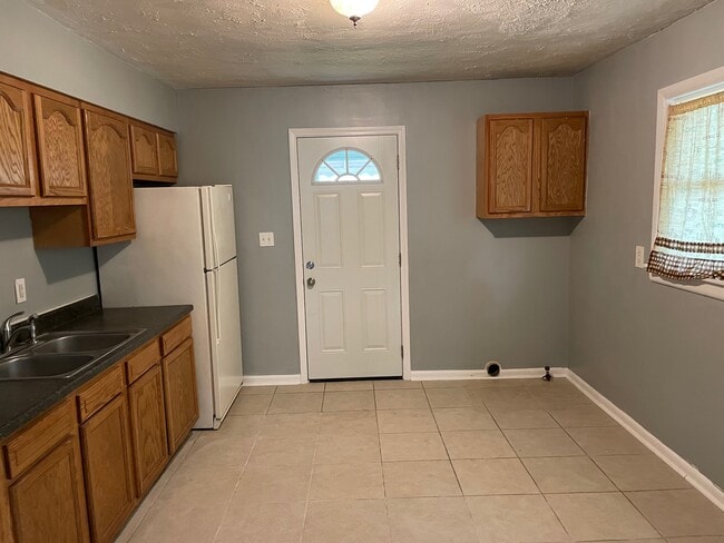 Building Photo - 13100 Meadowlawn Dr