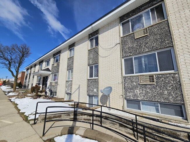 Building Photo - 6914 W Lincoln Ave