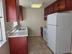 Building Photo - 885 Burbank Dr