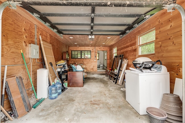 Building Photo - 114 Lakeside Dr