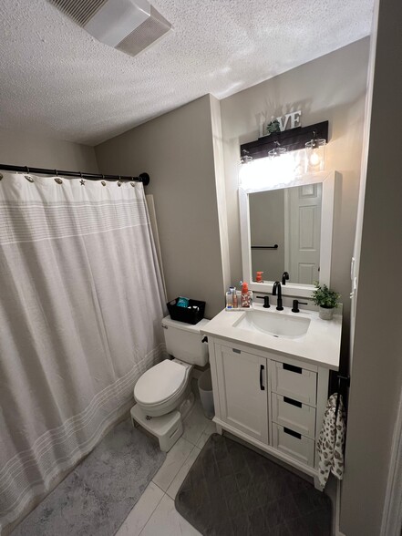 Bathroom with shower - 15 Bourbon St