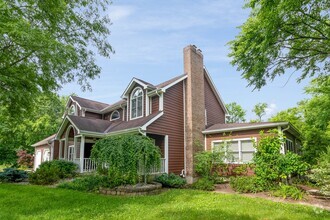 Building Photo - Cheerful 6-Bedroom Villa with fishing pond.