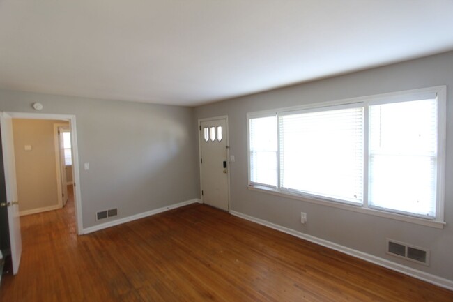Building Photo - 3 Bedroom, 1 Bath!  New on the Market and ...