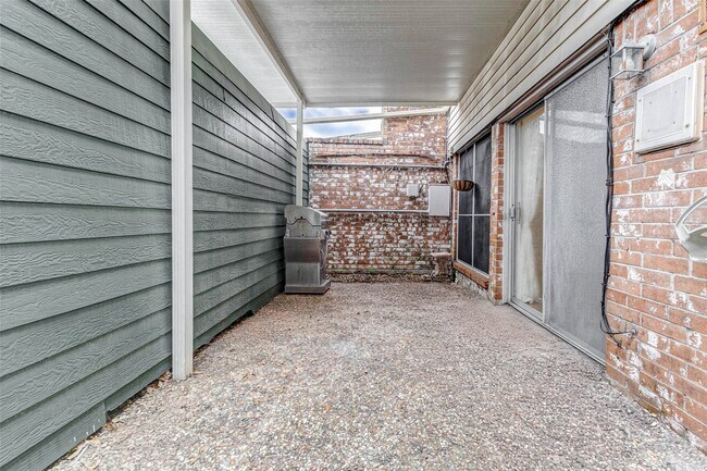 Building Photo - 10720 Briar Forest Dr