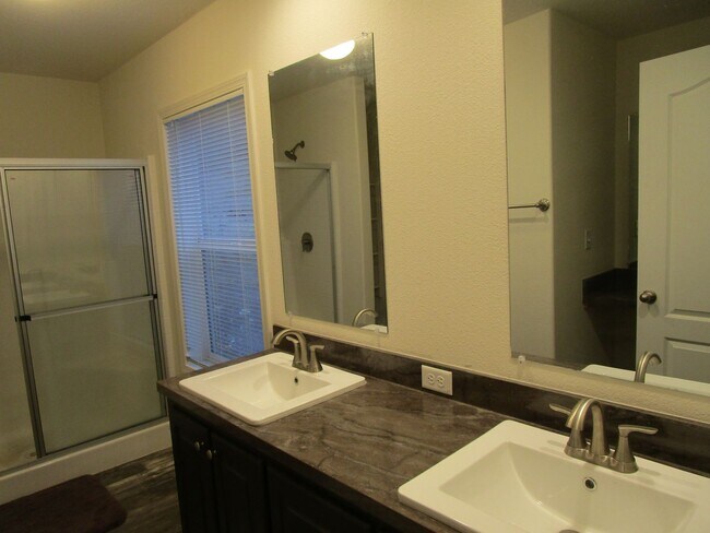 Building Photo - *PRICE IMPROVEMENT* Newer Spacious Home in Ochoco West Subdivision - Available Now!