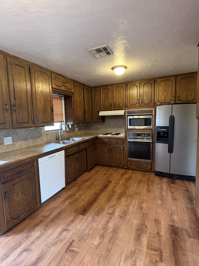 Building Photo - 403 S Hillcrest St