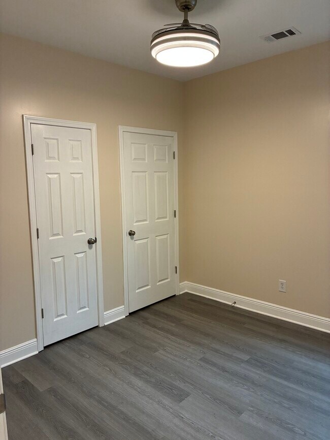 Building Photo - Newly Renovated 2/1 Duplex