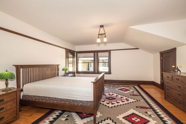 Building Photo - Spacious Home w/ Old World Charm, Steps to...