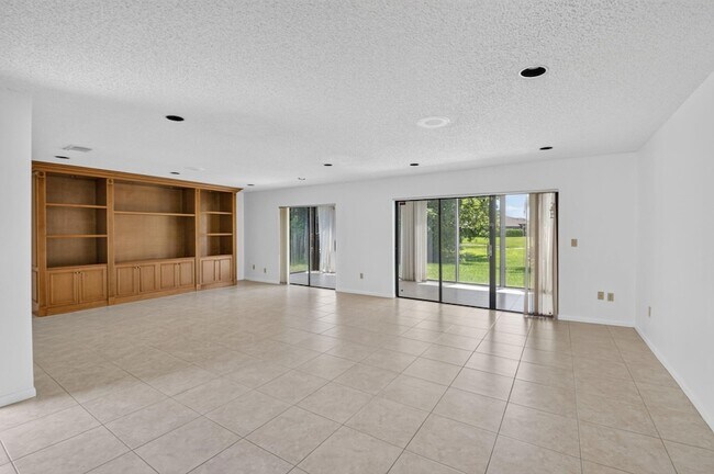 Building Photo - 9264 Vista Del Lago