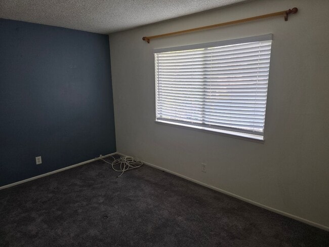 Building Photo - Lovely 2 bedroom condominium townhouse