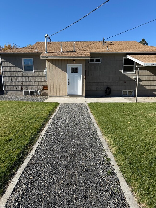 Building Photo - 1535 N 18th Dr