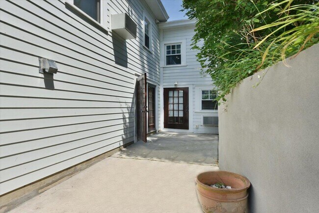 Building Photo - 158 Woodbine Ave