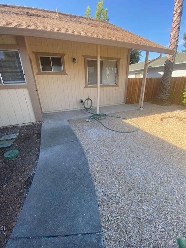 Building Photo - 1118 Woodridge Dr