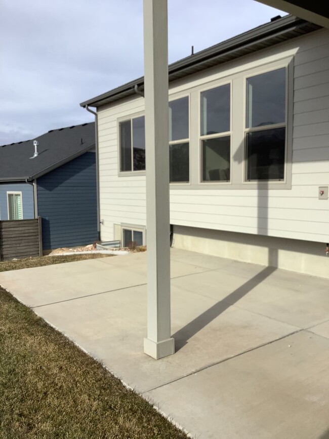 Building Photo - Beautiful Home Nestled In The Hills Of Elk...