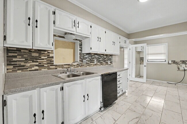 Building Photo - 2236 SW 59th Pl