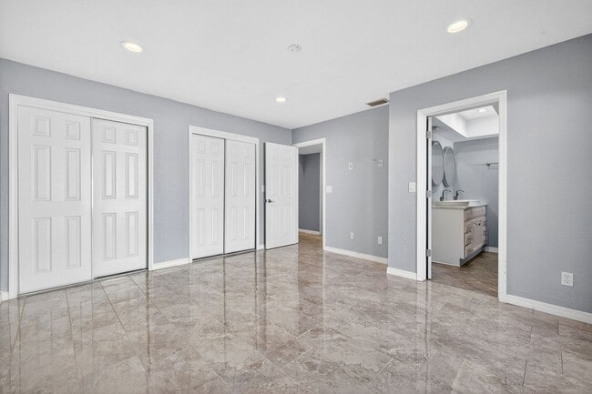 Building Photo - 2 Bedroom 2 Bath Condo with Community pool