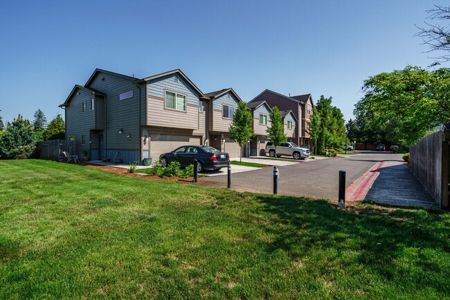 Building Photo - Easy I-205 Access - 3 Bedroom 2.5 Bath Townhouse