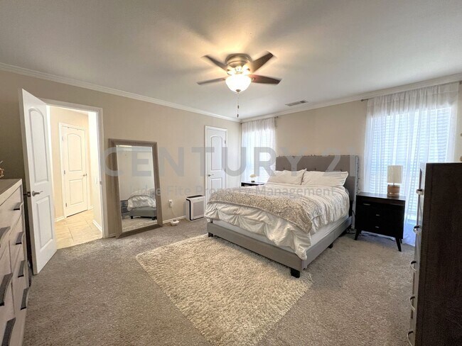 Building Photo - Beautifully Maintained 3/2/2 in Bedford!