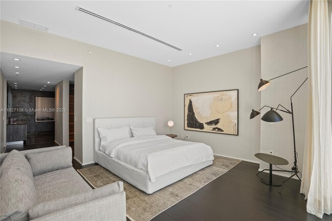 Building Photo - 650 NE 32nd St