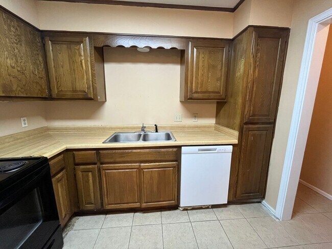 Building Photo - Broken Arrow duplex: 3 bedroom Duplex!