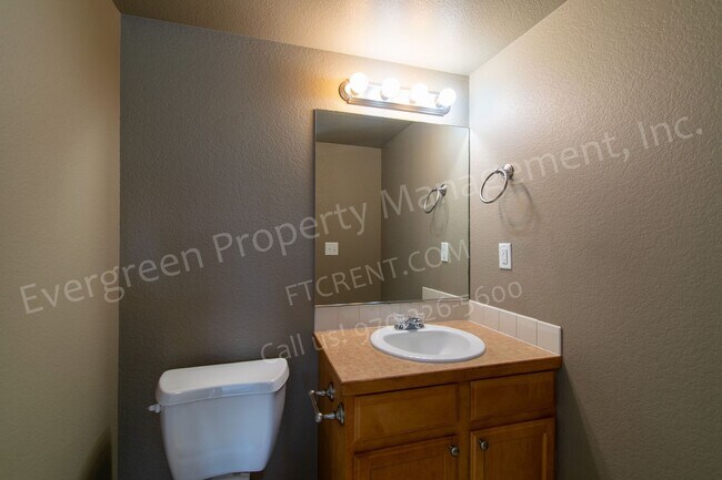 Building Photo - 3 bed, 3 bath Corner Lot in the Maple Hill...