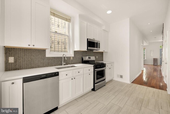 Building Photo - 1405 Montello Ave NE