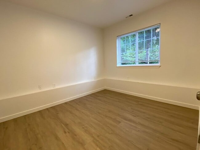 Building Photo - Stylish 4 Bedroom, 2 Bathroom Home with Gr...