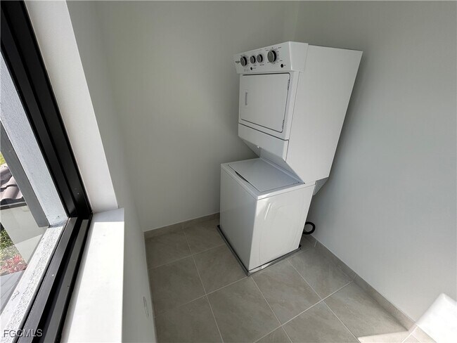 Building Photo - 5835 Cassidy Ln