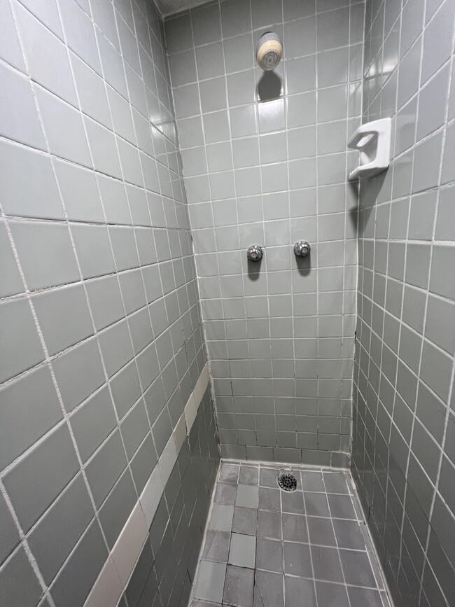 Building Photo - 3700 Hillcross Dr