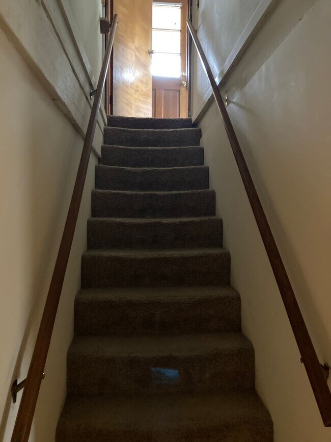 Building Photo - Spacious 5 bedroom, 2 bath house! Availabl...