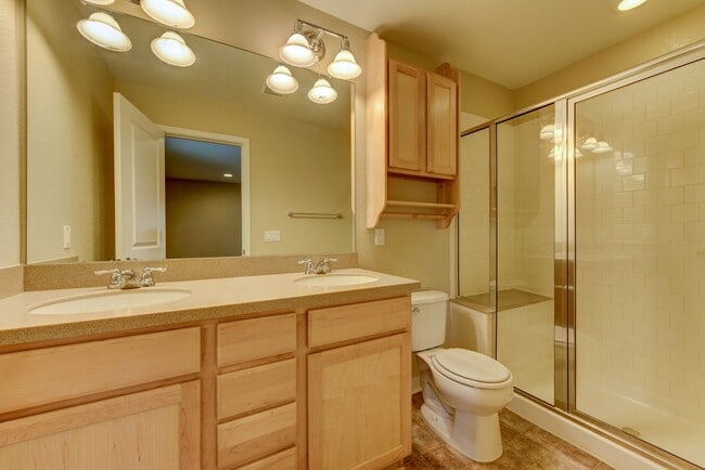 Building Photo - Beautiful 3 bed Uptown Broomfield Townhome...