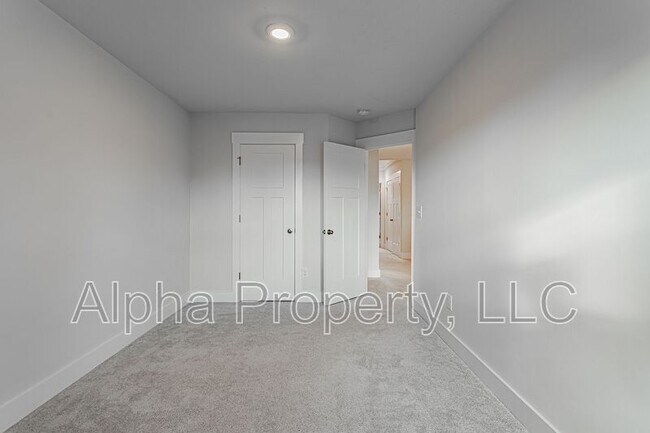 Building Photo - 30 Mardale Ln