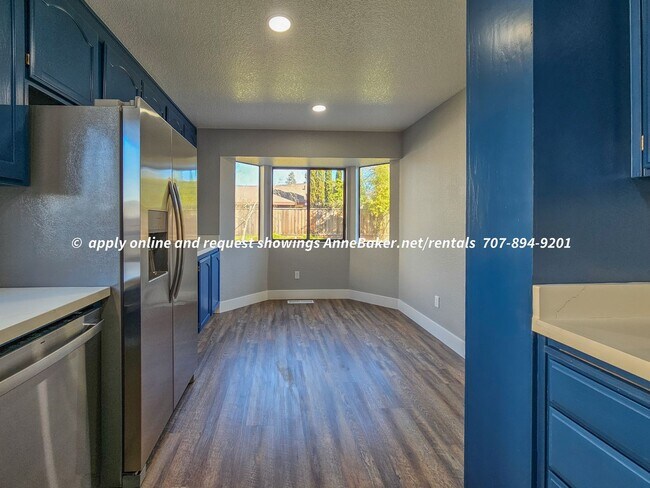 Building Photo - Newly Updated - New Appliances, Flooring, ...