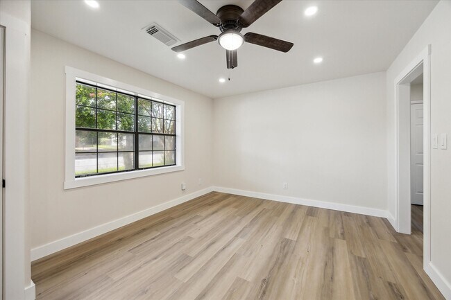 Building Photo - 1201 E Alamo St